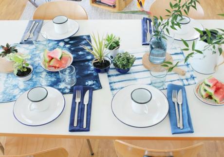 Mesa para desayuno de verano sencilla y refrescante