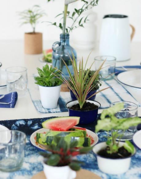 Mesa para desayuno de verano sencilla y refrescante