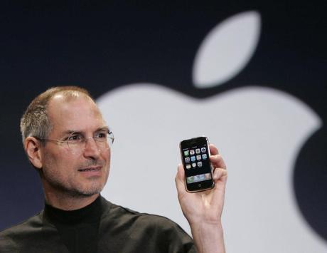 Un hombre afirma haber inventado el iPhone en 1992 y reclama a Apple 10.000 millones de dólares
