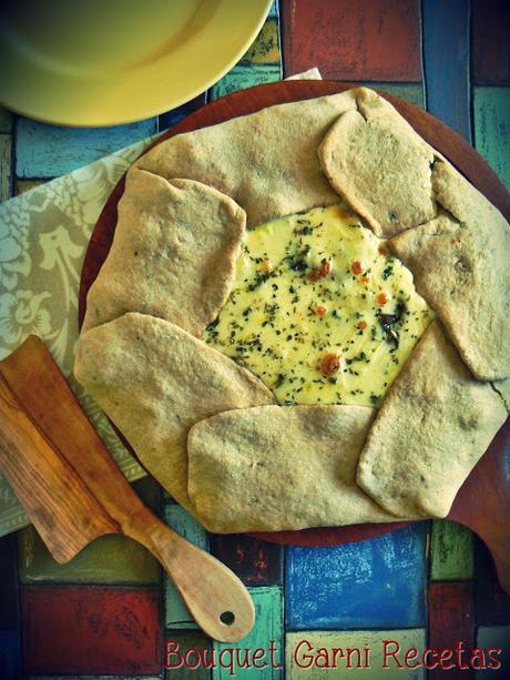 Galette de cebollas, champiñones y espinacas baby