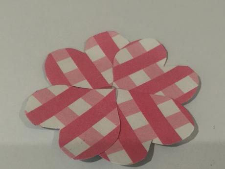 Como hacer flores de cartulina y Goma Eva