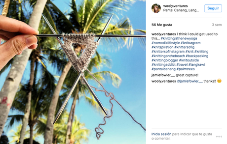 2488.- Tejiendo en la playa.