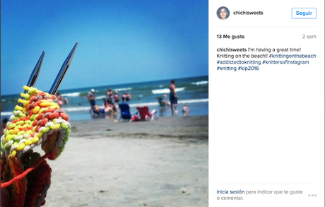 2488.- Tejiendo en la playa.