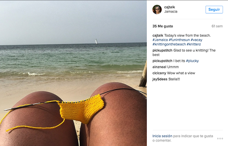 2488.- Tejiendo en la playa.