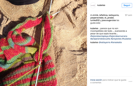 2488.- Tejiendo en la playa.