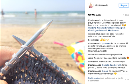 2488.- Tejiendo en la playa.