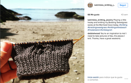 2488.- Tejiendo en la playa.