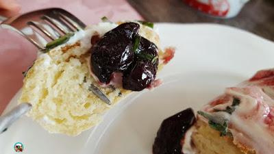Pan naan con cerezas