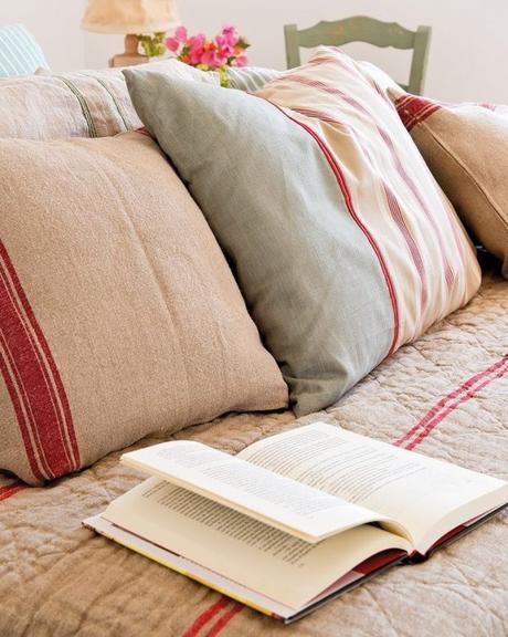 Con ganas de playa…. sí, yo. linen cushions stripe