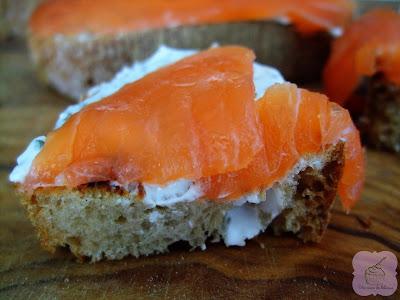 Tostadas de salmón y queso