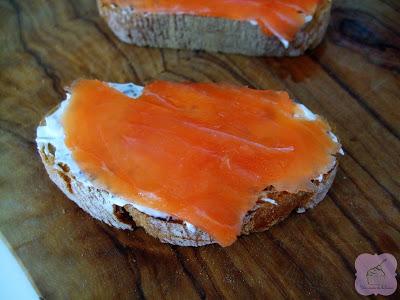 Tostadas de salmón y queso