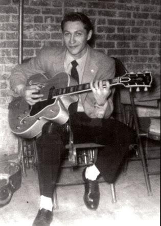 ILUSTRES SECUNDARIOS, A LA SOMBRA DE LAS ESTRELLAS DEL ROCK Uno de los músicos que pusieron los cimientos del rock & roll, el gran guitarrista Scotty Moore (XII-1931–VI-2016), acaba de pasar a mejor vida. Es uno de esos brillantísimos secundarios que e...