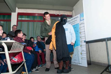 UN BELGRANIANO CONTANDO SU EXPERIENCIA EN LA ANTÁRTIDA A LOS JÓVENES