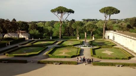 De como una casita de campo romana, acabó siendo la Villa Médicis, la Academia de Francia en Roma.