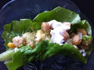 MI HIJA COME GARBANZOS, HUMMUS PARA NIÑOS Taquitos en hoja de lechuga con garbanzo, pollo y requesón.