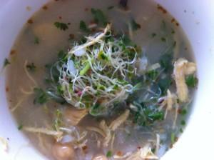 MI HIJA COME GARBANZOS, HUMMUS PARA NIÑOS Caldo de pollo con garbanzos y germinados