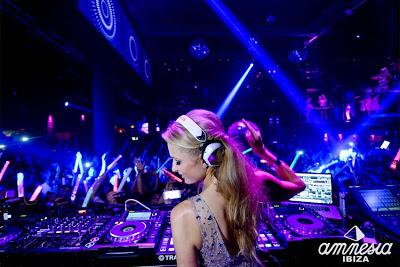 Paris Hilton un año más como DJ en Amnesia