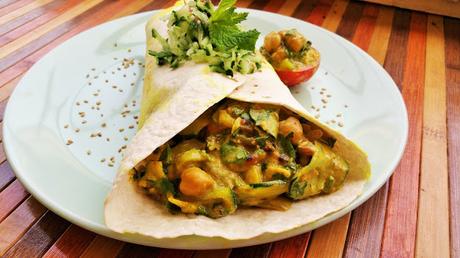 Wrap de tofu y garbanzos al curry con ensalada de pepino