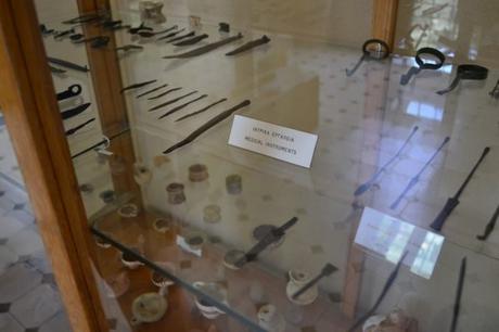 Antiguos instrumentos médicos en el museo de Epidauro