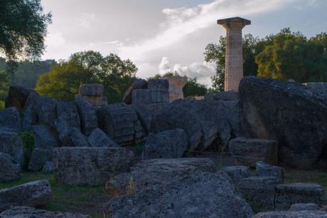 Ruinas del Templo de Zeus en Olympia, que albergaba una de las 7 maravillas