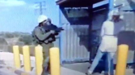 La extremista fue reducida por los soldados