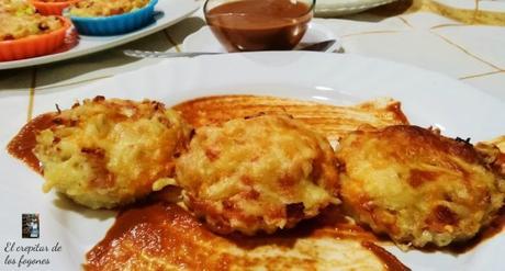 PASTELES DE PATATA RALLADA CON SALSA DE TOMATE AL CHOCOLATE pasteles de patata
