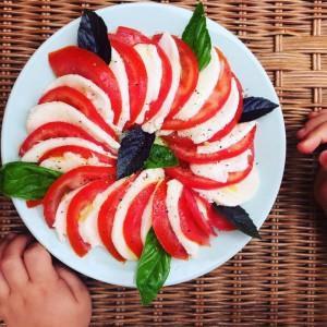 Ensalada Caprese o tomate, mozzarella