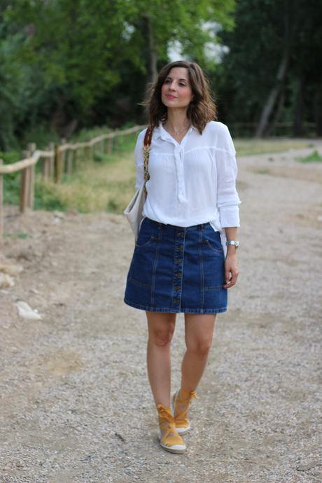 fashion blogger española con falda vaquera cintura alta y espardeñas - esparteñas- alpargatas lace up o espadrilles 