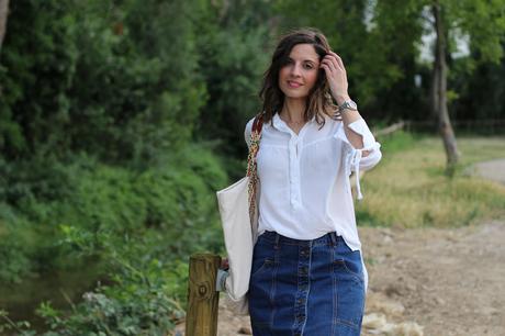 fashion blogger española con falda vaquera cintura alta y espardeñas - esparteñas- alpargatas lace up o espadrilles 