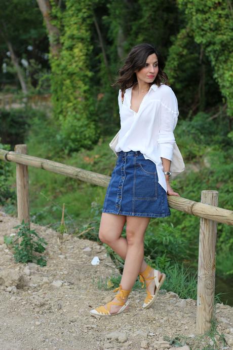 fashion blogger española con falda vaquera cintura alta y espardeñas - esparteñas- alpargatas lace up o espadrilles 