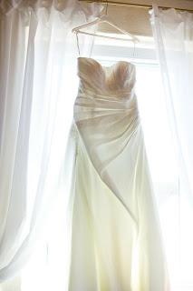 Vestido de novia colgado en una percha