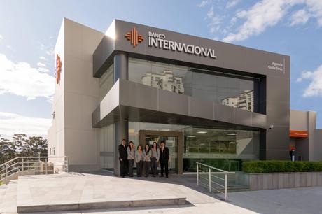 Banco Internacional inaugura moderna agencia en Quito Tenis