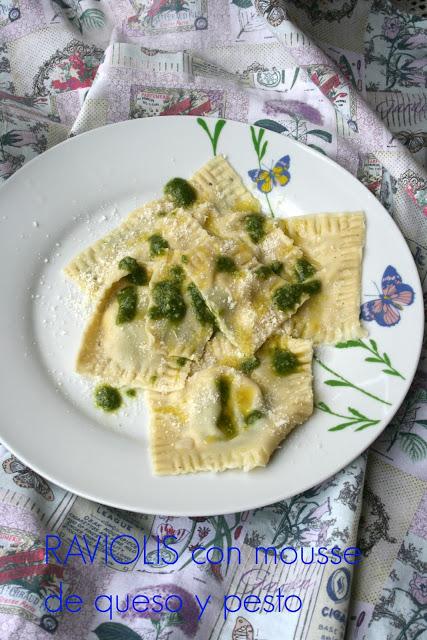 Raviolis caseros con mousse de queso y pesto