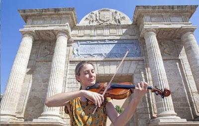 LA PUERTA DEL PUENTE HA DE SER PARA KLARA