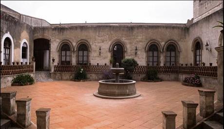 La hacienda en Nueva España colonial La hacienda en Nueva España colonial . Patio central de la hacienda San Pedro Tenexac, en Tlaxcala (México).