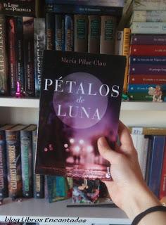 Reseña: Pétalos de luna de María Pilar Clau