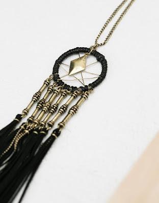 Collar largo amuletos y flecos Bershka
