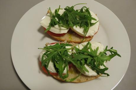 Bocadillo de tomate, queso y rúcula