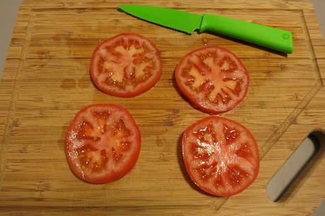 Bocadillo de tomate, queso y rúcula