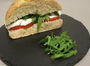 Bocadillo tomate, queso rúcula