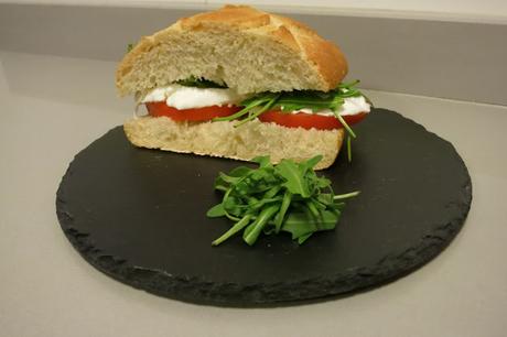 Bocadillo de tomate, queso y rúcula