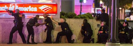 Matan en Dallas cinco policías en medio de una protesta.