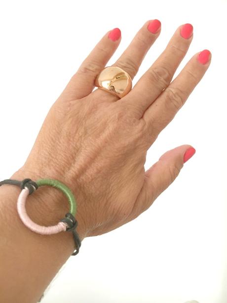 Finde frugal: pulseritas de verano recilando anillas de encuadernar