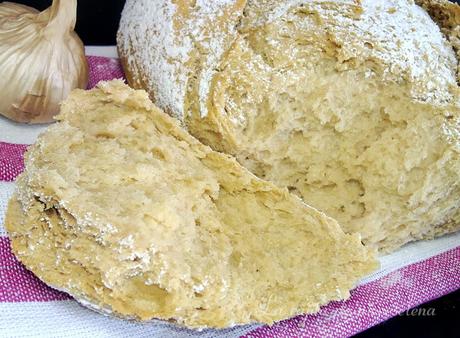 Pan rústico de ajo negro