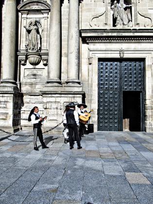 Mariachis a la puerta de la iglesia