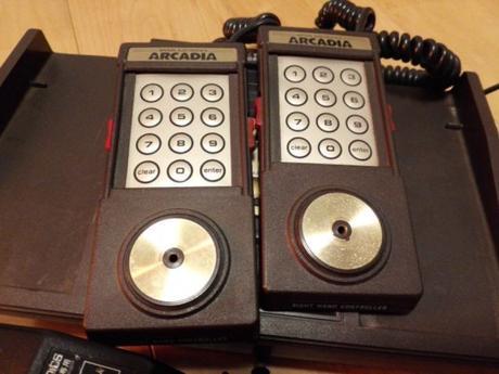 Arcadia 2001: “La chica más fea entre las de 8-bit” arcadia 2001 controllers