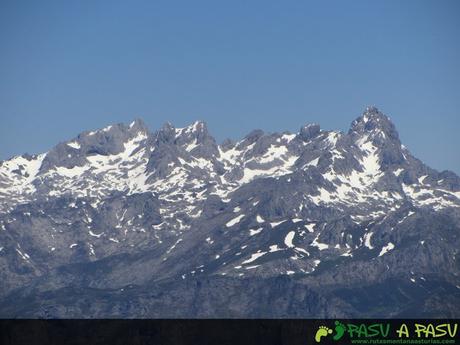 Desde el Maciédome, vista de la Peña Santa y Torre de Santa María Enol