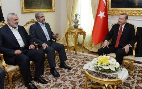 El presidente (entonces primer ministro) de Turquía, Recep Tayyip Erdogan (derecha), con los líderes de Hamás Jaled Meshal (centro) e Ismaíl Haniyeh, el 18 de junio de 2013 en Ankara, Turquía. (Imagen: Oficina de Prensa del primer ministro de Turquía).
