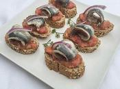 Tostas chicharros marinados tomate