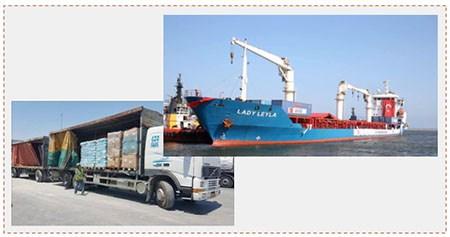 A la derecha: El barco turco que salió llevando ayuda humanitaria para la Franja de Gaza. (página facebook Gaza ALAN, 2 de julio de 2016). A la izquierda: Un primer camión con ayuda de Turquía pasa por el cruce Kerem Shalom (Autoridad de los cruces, Ministerio de Defensa, 4 de julio de 2016)